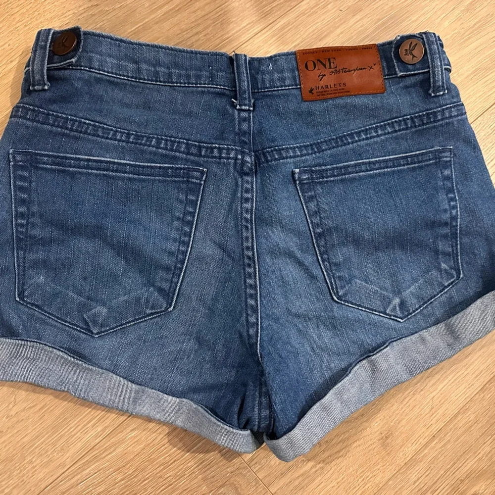 One by One Teaspoon denim shorts size 28; like new! - Picture 4 of 9